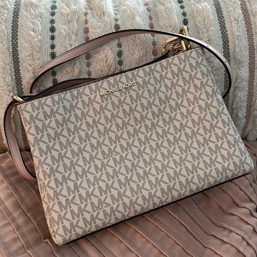 Michael Kors Crossbody EUC Monogram
